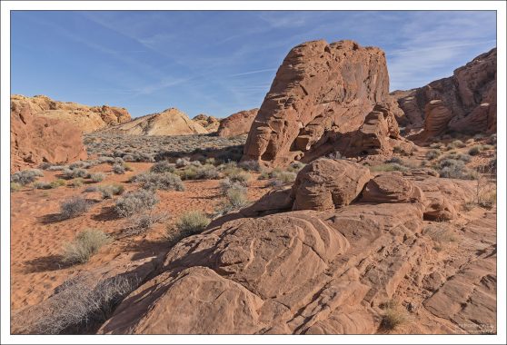 Лабиринт каньонов, башенок и долин - практически дикая, нетронутая местность.