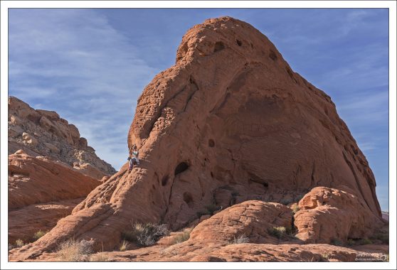 Саша забралась на хобот "слона".