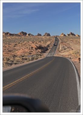 Дорога Mouse’s Tank Road в сторону White Domes (Белых холмов).