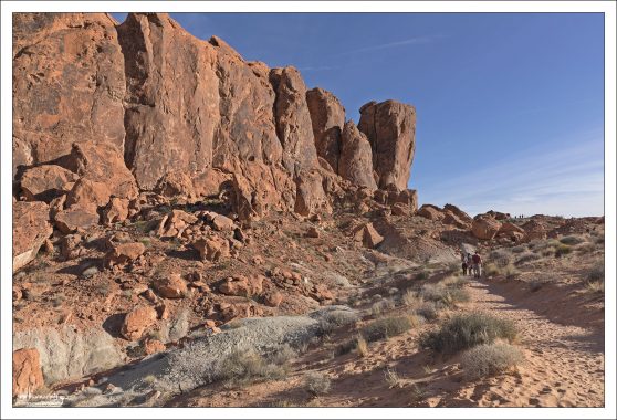 Скала из песчаника вдоль тропы Fire Wave Trail. Крайний блок называется Гибралтарская скала, высотой 660 метров.