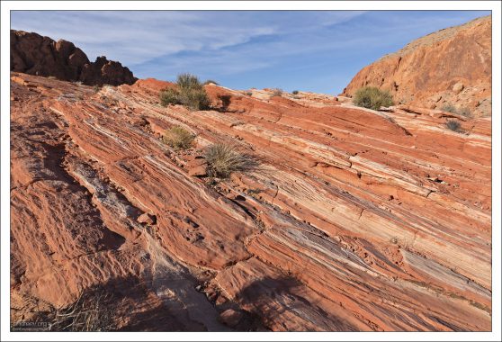 Slickrock, дословно "скользкий камень".
Это бывшая песчаная дюна, которая уплотнилась и затвердела.