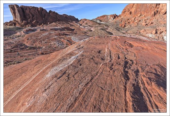 Грунтовые воды просочились через часть пористого песчаника, и местами окислили его, сделав красным (присутствует оксид железа).