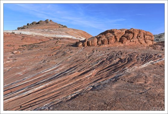 Часть песчаника обесцвечена после многих лет контакта с водой.