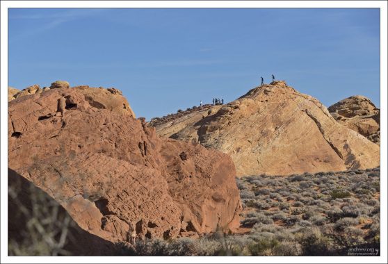 Эти холмы - более старая порода, которая была надвинута на песчаник во время тектонических сдвигов.
Это создало необычную ситуацию, когда более старые породы лежат поверх более молодых.