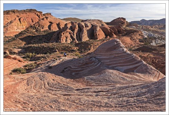 Скала уникальной формы, с множеством красных, розовых и белых завитков,
напоминающих океанскую волну.
