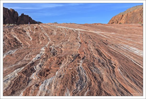 В зависимости от положения солнца, цвета на Огненной волне меняются,
и могут сильно отличаться на рассвете и закате.
