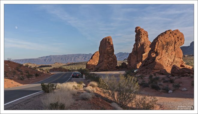 Луна взошла в парке Valley of Fire, Невада.