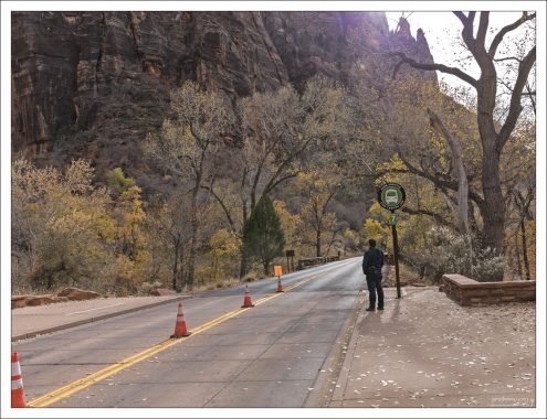 На остановке Weeping Rock в парке Зайон.