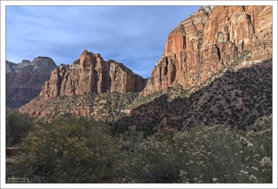 Бридж-Маунтин (Bridge Mountain) — гора высотой 2074 м,
сложенная из песчаника навахо в Национальном парке Зайон.