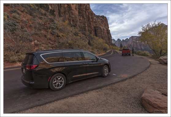 Поздней осенью передвигаться по парку Зайон можно на своей машине.