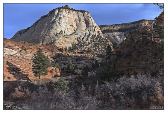 Aires Butte (Айрес-Бьютт) — вершина, высотой 1979 м,
состоящая из белого песчаника Навахо.