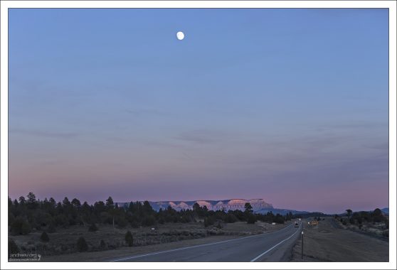 На выезде из парка Zion National Park, штат Юта.