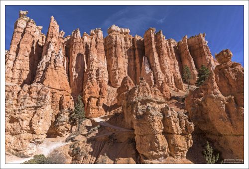 The Great Cathedral - Большой Замок - стена из очень высоких худу.