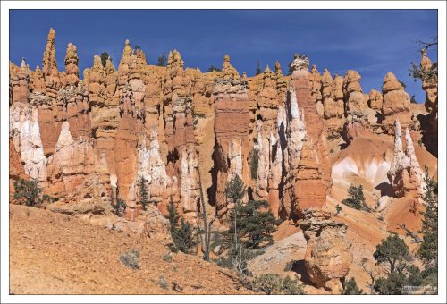 Коричневый, розовый и красный цвета — от гематита (оксид железа; Fe2O3); желтые от лимонита (FeO(OH)·nH2O); а пурпурные — из пиролюзита (MnO2).