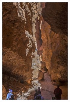 Тропа Петля Навахо относится к средне-тяжелым из-за крутого подъема на склон.