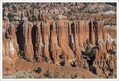 Худу состоят из мягкой осадочной породы, а сверху находится более твердая, которая защищает колонну от непогоды.