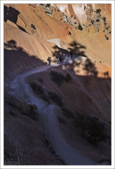 Драматические пейзажи национального парка Брайс-Каньон привлекают любителей пеших прогулок.