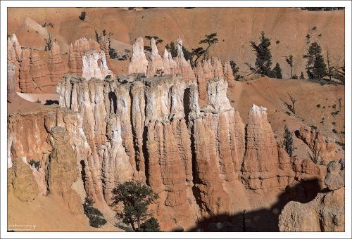 Прекрасный пример худу на разных степенях развития: плато, стенка, арка, отдельная колонна.