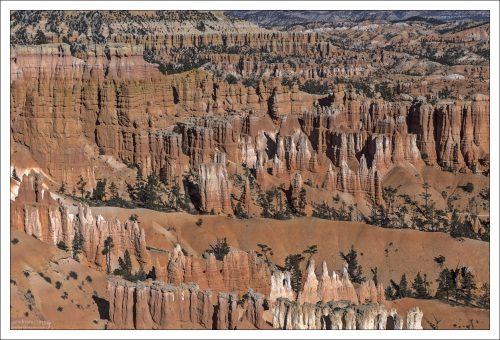 Погода в Брайс-Каньоне прохладная, в парке выпадает много осадков.