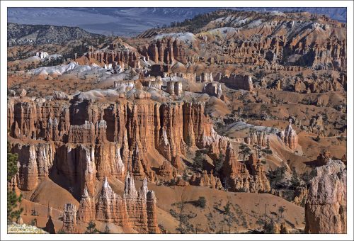 Красные, оранжевые и белые цвета скал создают инопланетный вид.