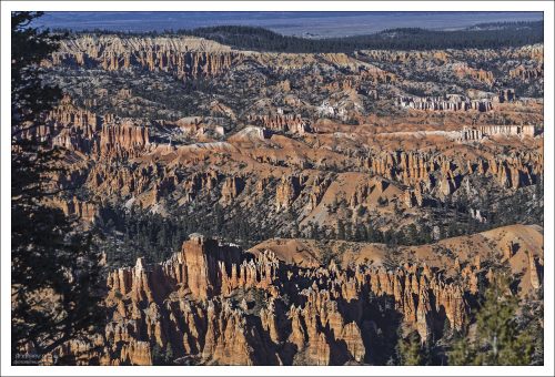 Ряд амфитеатров простирается более чем на 30 км с севера на юг в пределах парка.