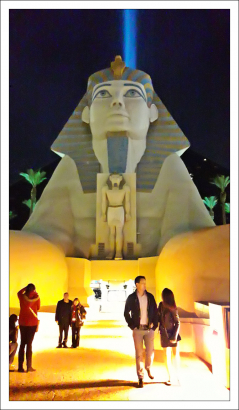 Luxor Las Vegas — гостиница и казино. Третья по размеру гостиница в США.