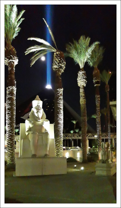 На вершине пирамиды Луксор расположен источник света силой более 40 миллиардов кандел.
Луч, включённый на полную мощность, расходует 315 киловатт, то есть за его электроснабжение приходится платить 51 доллар в час.