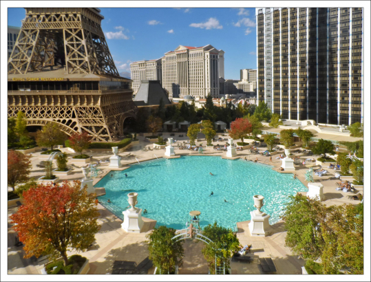 Гостиничный бассейн Pool á París расположен под копией Эйфелевой башни.