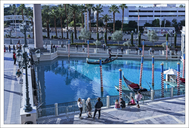 Гондольеры катают туристов по каналу вокруг отеля Венецианец.