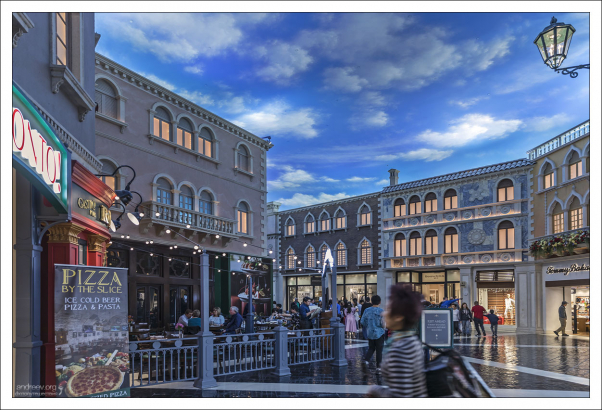 Торговый центр Grand Canal Shoppes внутри отеля Венецианец.