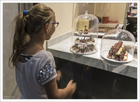 Перед витриной с пирожными.