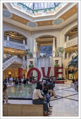 Инсталляция LOVE, с буквами высотой 4 метра.
Архитектор Laura Kimpton.