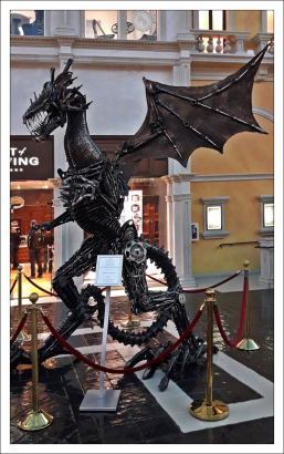 Арт-объект в холле отеля Венецианец.