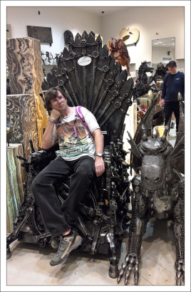 Илья на троне, с домашним питомцем.