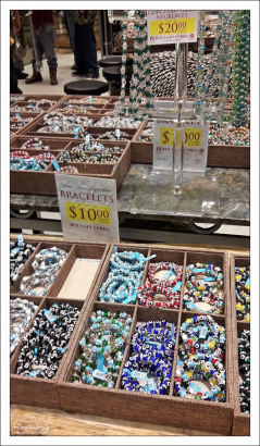 Распродажа безделушек.