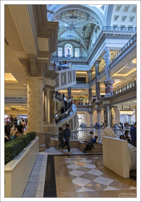 Спиральный эскалатор в отеле Цезарь.