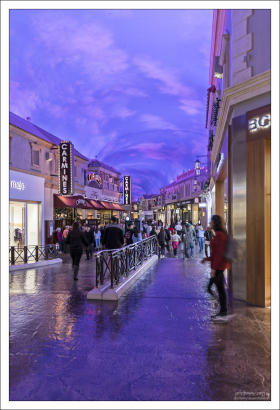 Через магазины в отеле Цезарь проходит 20 миллионов посетителей в год.