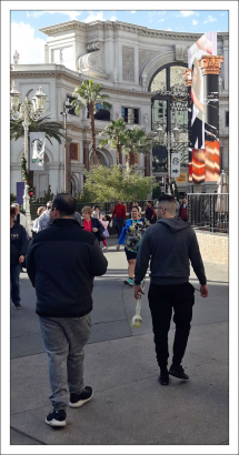 Коктейль Маргарита в Лас-Вегасе разливается в метровые (yard drink) и полуметровые контейнеры.