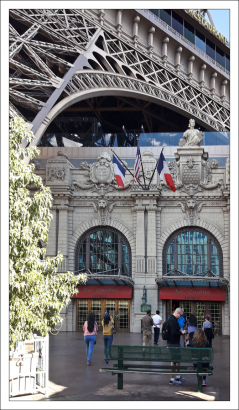 Вход в казино в отеле Париж.