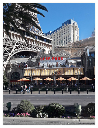 Бар Beer Park в отеле Париж предлагает более 100 сортов пива, в том числе 36 сортов разливного.