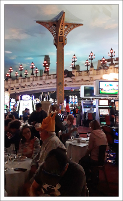 Ужин на День Благодарения в ресторане Mon Ami Gabi в отеле Париж.