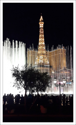 Вечернее шоу фонтанов перед отелем Белладжио.