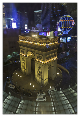 Вид из окна номера в отеле Paris.