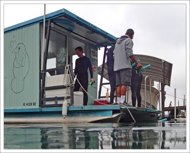 Арендованный на две компании плавучий дом - Semi-Private Houseboat Manatee Tour.