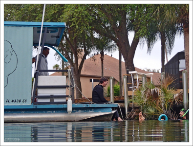 В перерывах между заплывами с ламантинами хорошо провести время с друзьями.