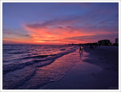 Пляж Madeira иногда еще называют “Mad Beach” ("Безумный пляж"), т.к. место очень туристическое.
