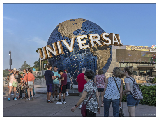 На входе в парк Universal Studios Florida в Орландо.