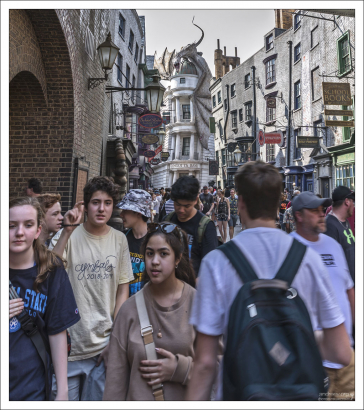 Основная масса посетителей парка о Гарри Поттере - люди в возрасте от 15 до 50 лет.