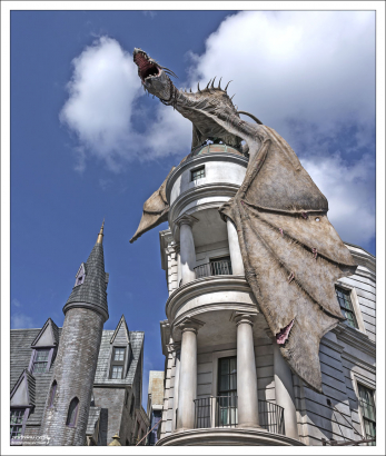 Вход на аттракцион «Гарри Поттер и побег из Гринготтса».