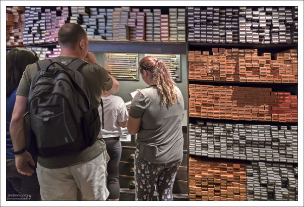 В продаже имеются как обычные волшебные палочки, так и коллекционные наборы, представленные в витринах.